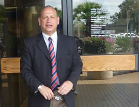 Dr. JR Rivas, presidente y fundador de JR Financial Network & Business Consultant